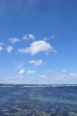 空と海の間