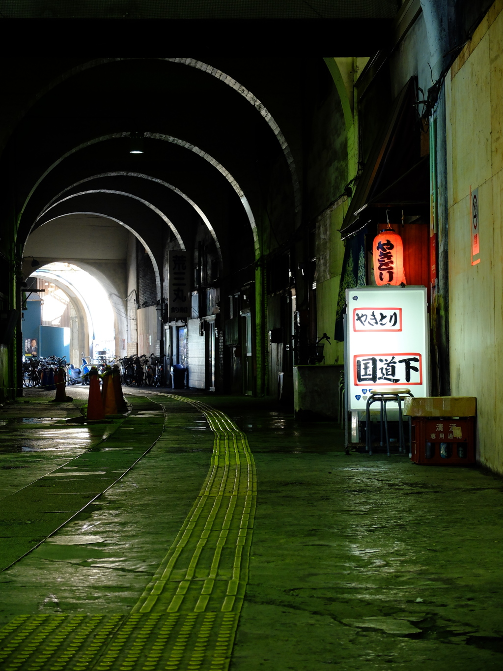 JR国道駅の構内5（カラーです）