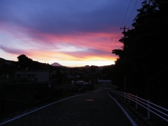 夕暮れの街と富士山