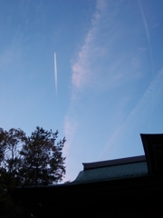 瓦屋根と飛行機雲