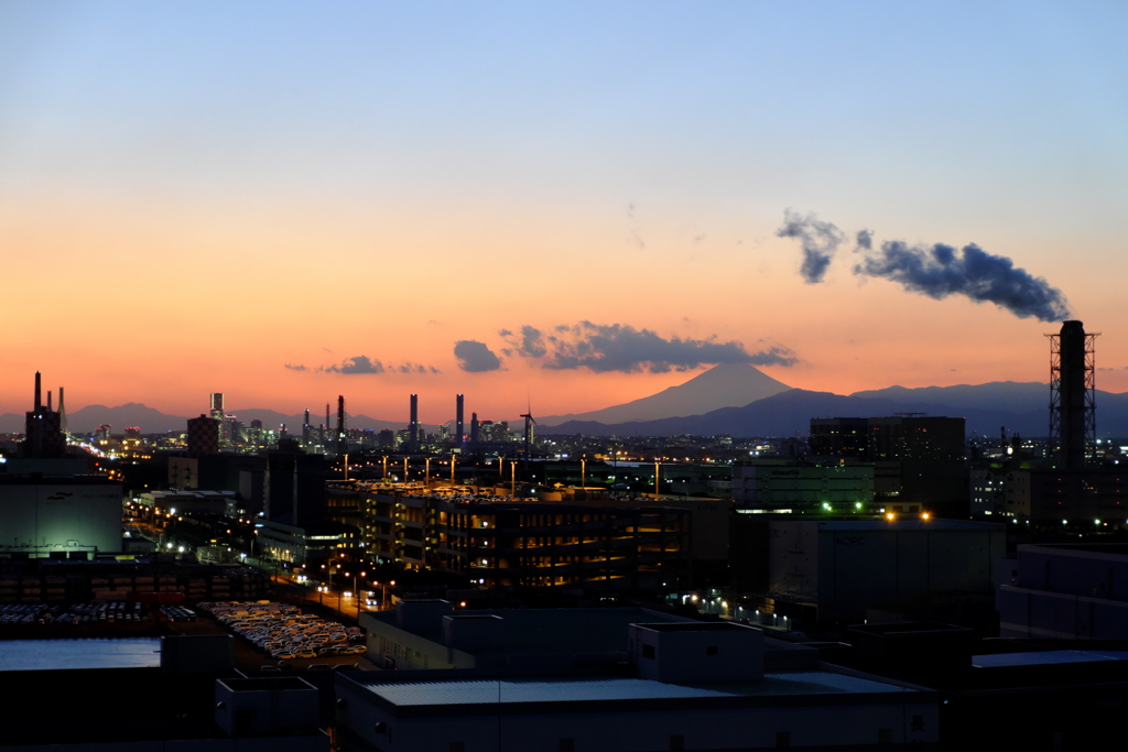 工業地帯の夕暮れと富士山