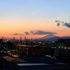 工業地帯の夕暮れと富士山