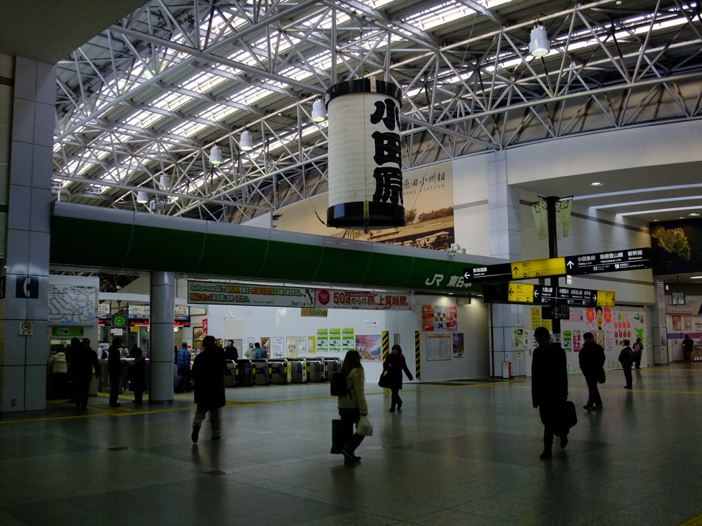JR小田原駅改札の大きな提灯