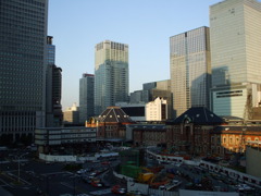 東京駅とビル街