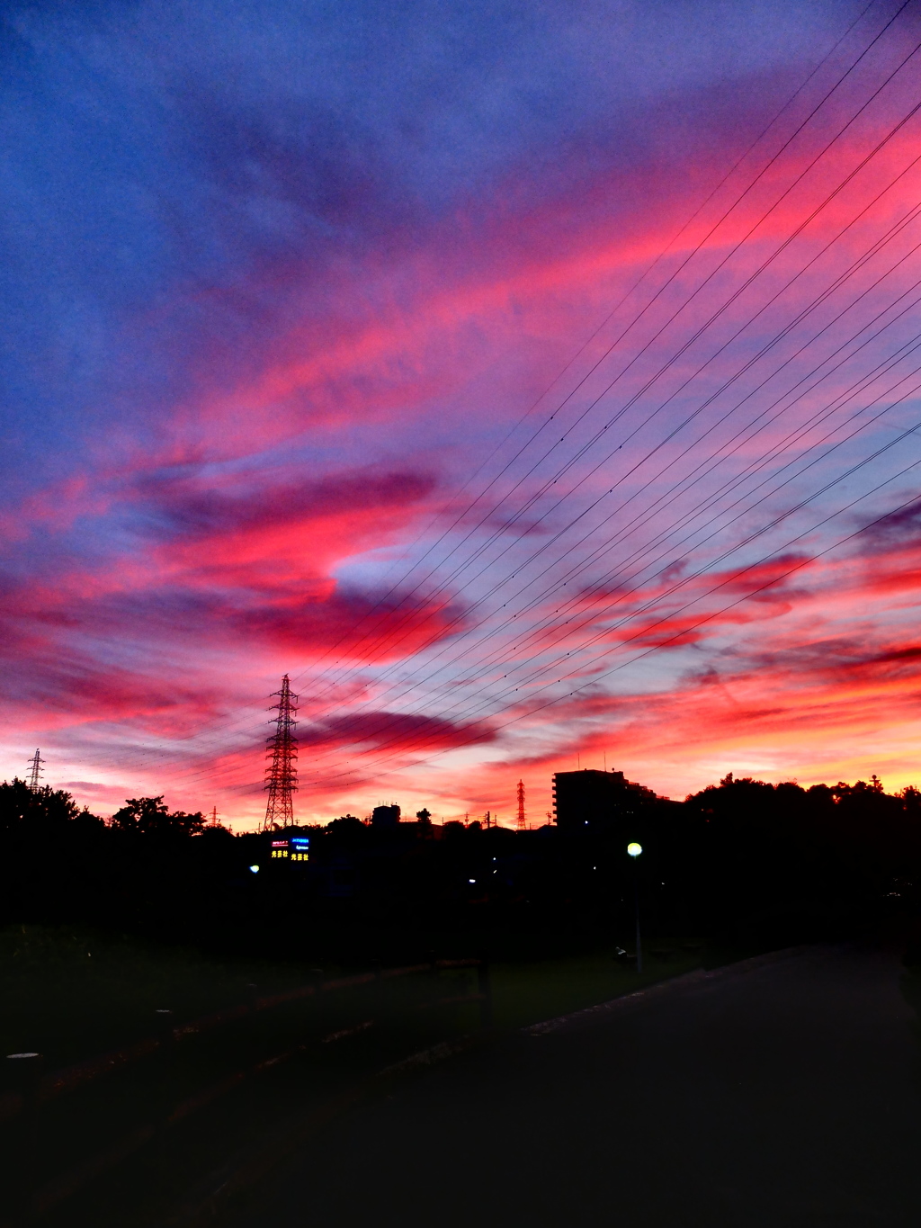 高圧線の街の夕暮れ