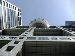 フジテレビ「はちたま」を真下から見上げた