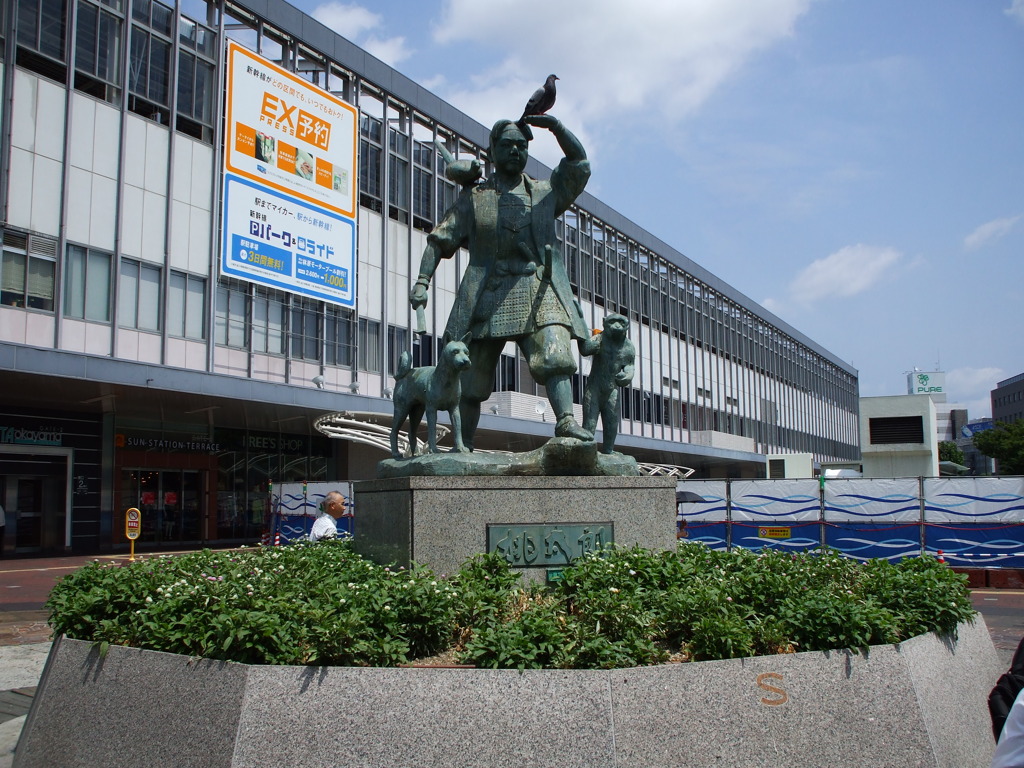 岡山駅前の桃太郎像