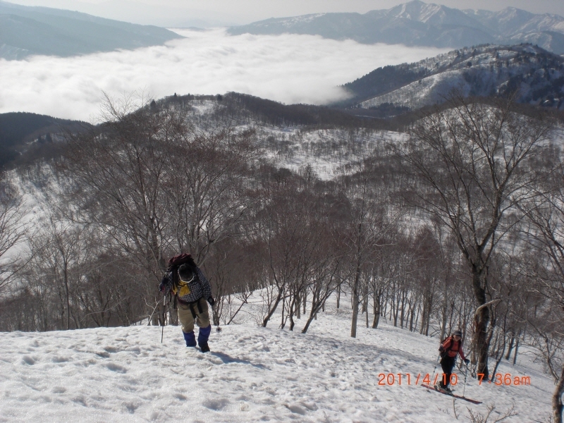振り向けば雲海　野伏ヶ岳1674m