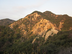 六甲全山縦走　振り返ると朝日を浴びた須磨アルプス