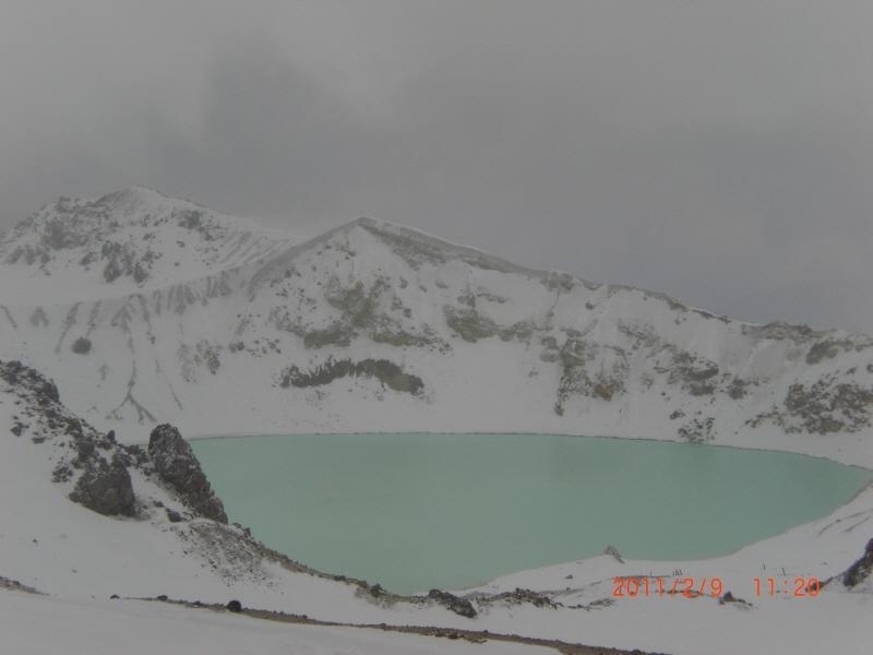 コバルトブルーの湯釜 草津白根山
