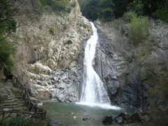 水量豊富な布引の滝・雄滝