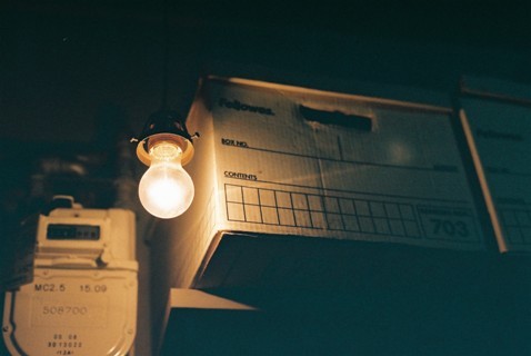 夜に