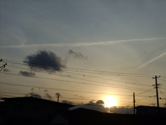 日暮れと飛行機雲
