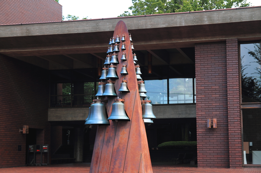 コンサートホールの前庭にて