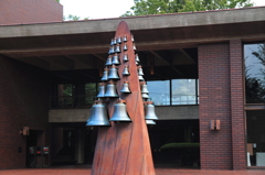 コンサートホールの前庭にて