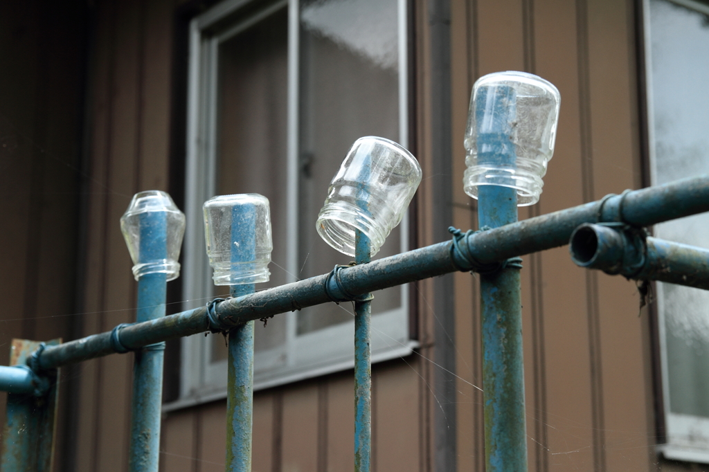 渓谷沿いのこみちにて