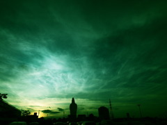 観音と空
