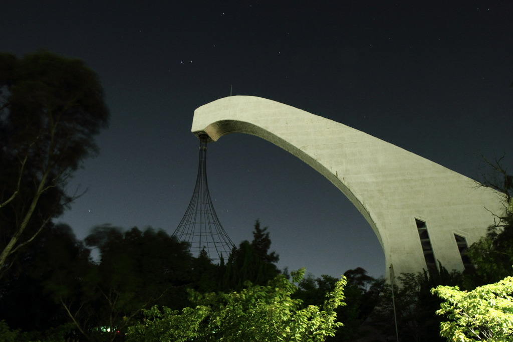 真夜中の巨大建造物