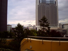 雨上がりの空とビルと緑