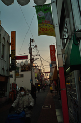 夕暮れの商店街