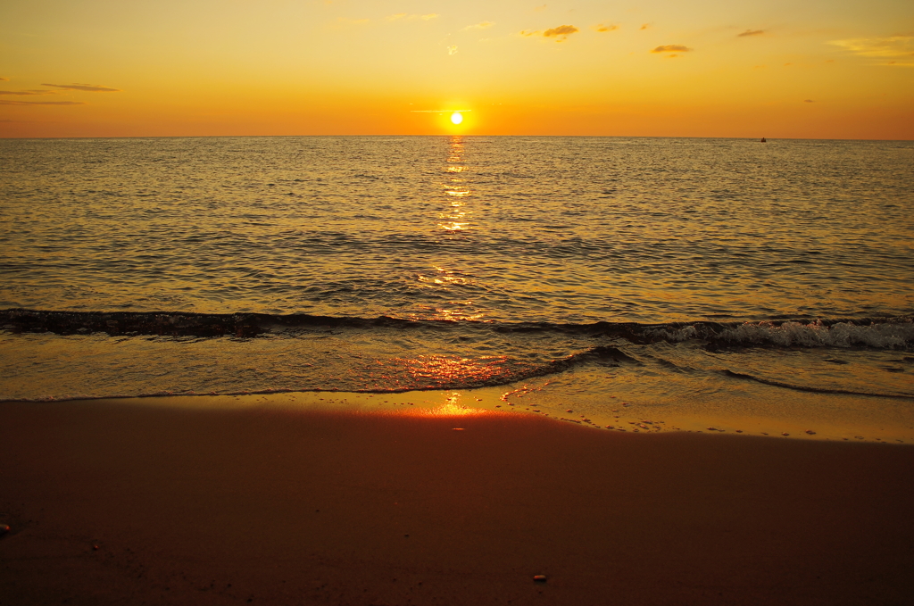 夏の日本海に沈む夕日