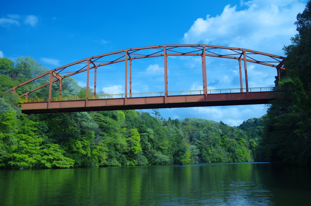 ダム湖に架かる橋