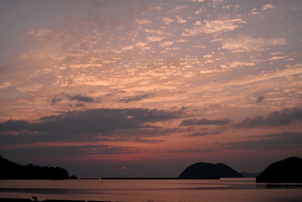 港から沈む夕日を撮る
