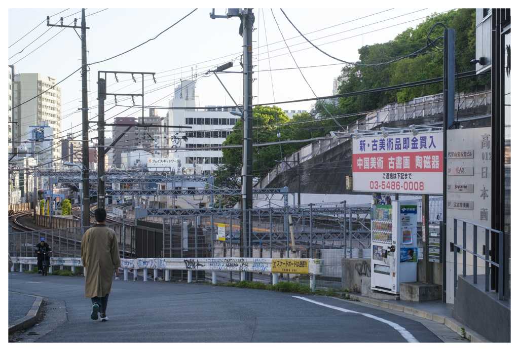 駅まで坂道を下る。