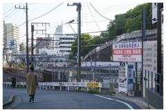 駅まで坂道を下る。