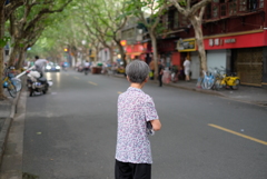 路上で佇む人