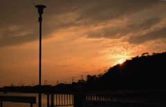橋のたもとから夕日を撮る