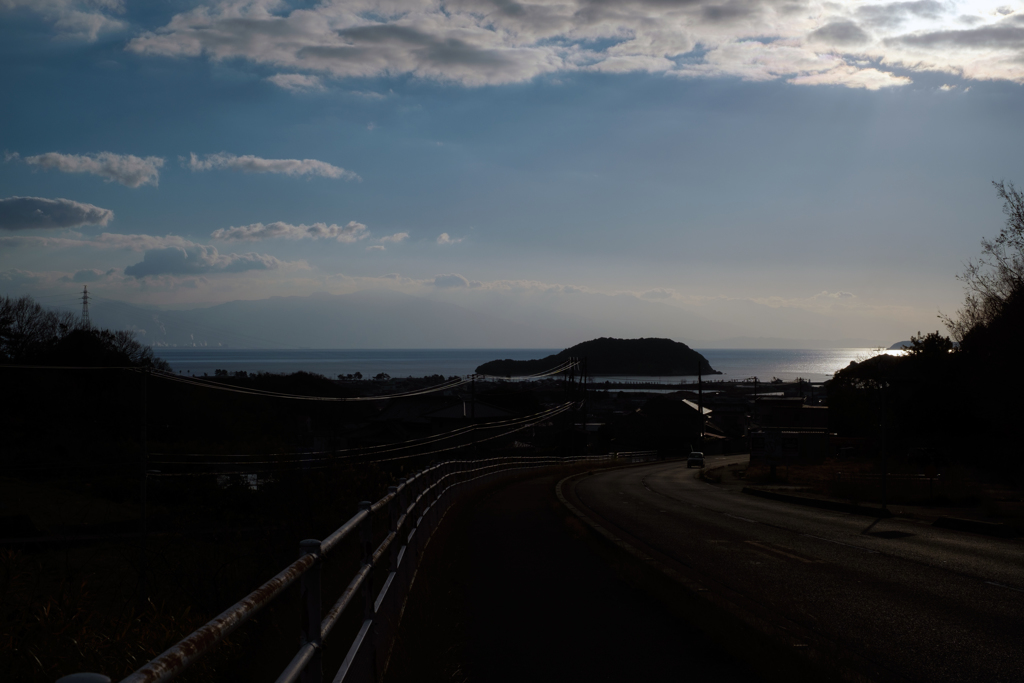坂の上から光る海を見ていた･･･