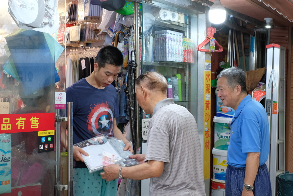 店前で微笑む人