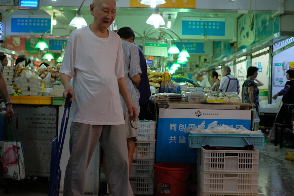 市場で微笑む人
