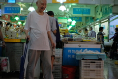 市場で微笑む人