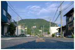 アスファルトの上から