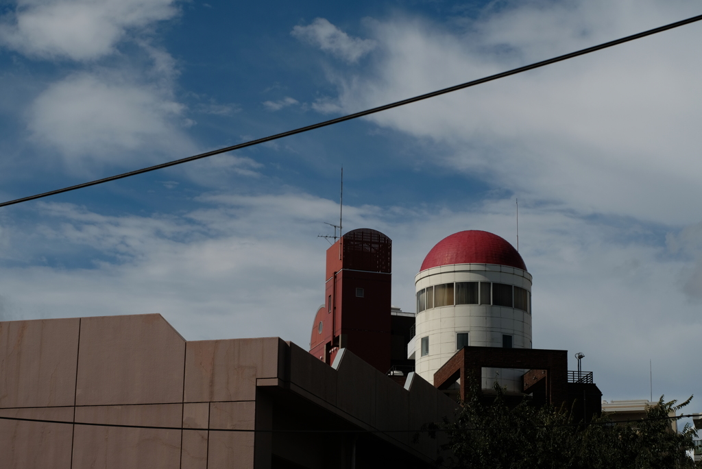赤いドームと秋の空