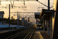 夕暮れ　東海道線　遅れて登場（遅延）