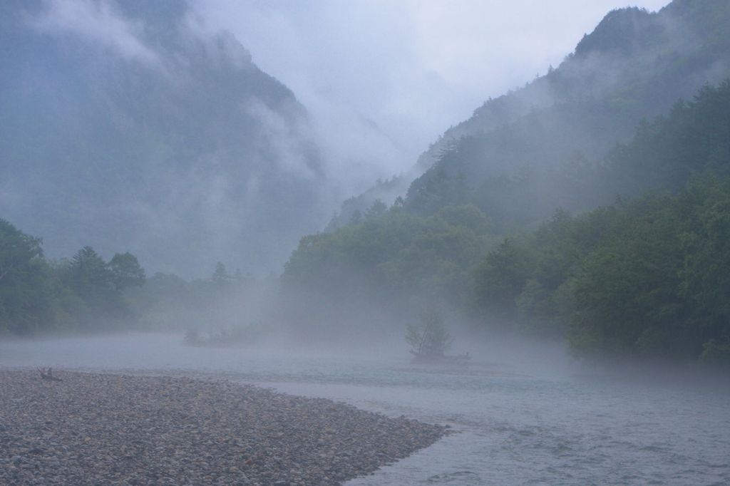 雨の梓川