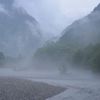 雨の梓川