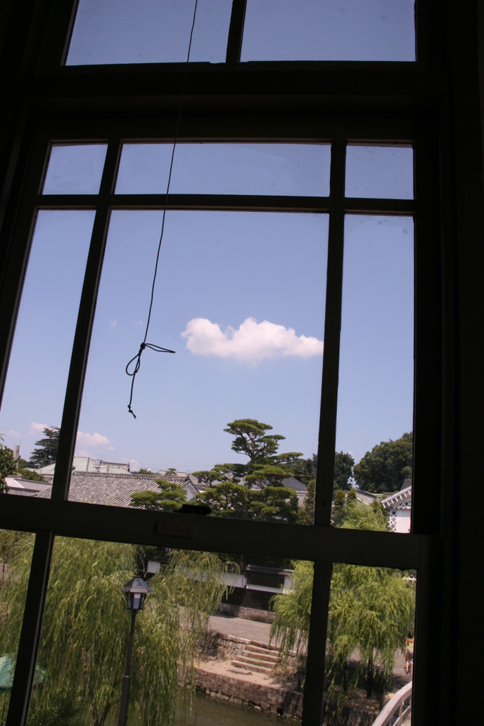 窓　そら　ひも　ちょろーん