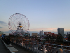 夕暮れの遊園地