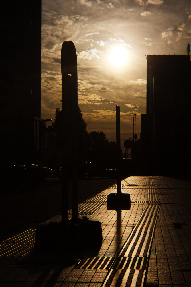 夕暮れ、バス停