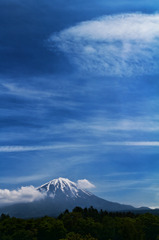 富士山とぽっかり雲
