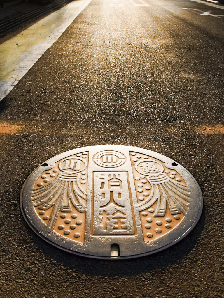 夕日を浴びる消火栓
