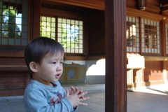 神社にて