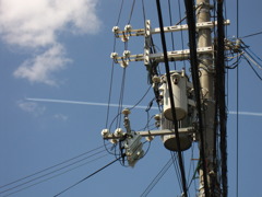 飛行機雲と電線