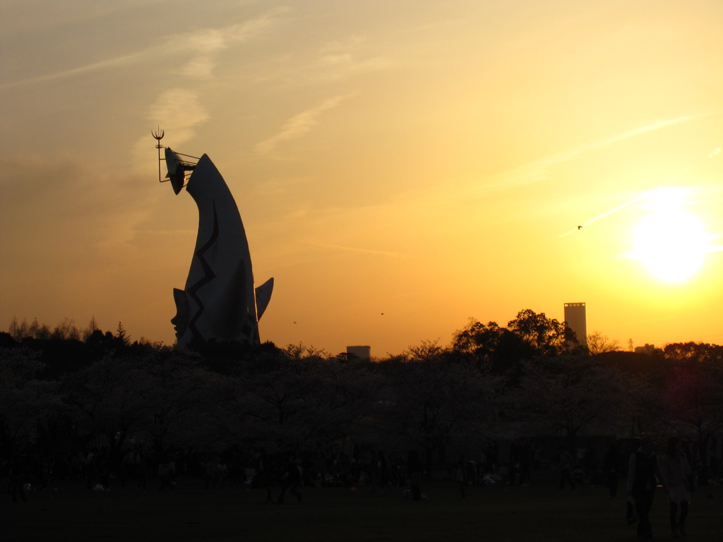 太陽の塔と夕日