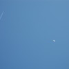 飛行機雲と月　IMG_1807