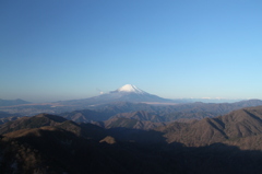 塔ノ岳から望む凛と冴えわたった富士山
